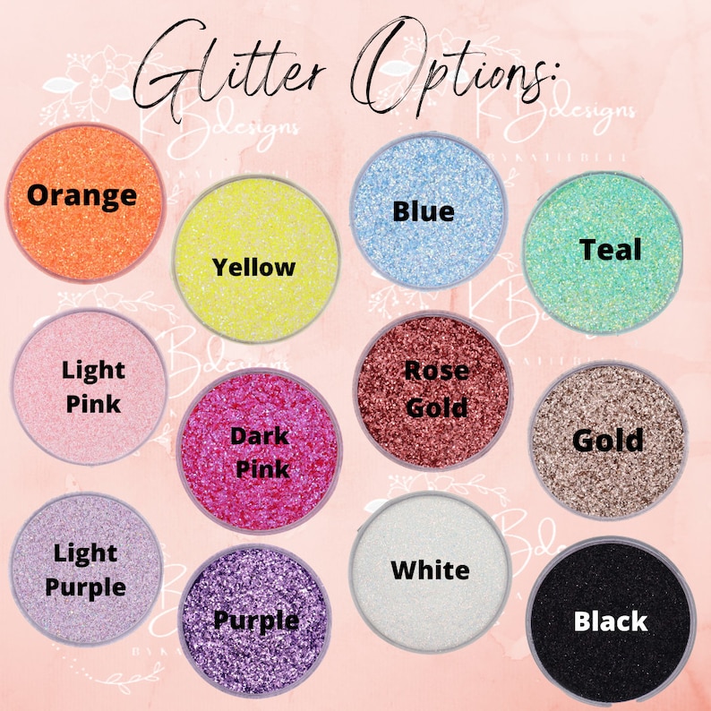 Op de afbeelding: Een selectie van glitterkleuren in kleine potjes, waaronder oranje, blauw, teal, lichtroze, geel, roosgoud, goud, donkerroze, lichtpaars, paars, wit en zwart.