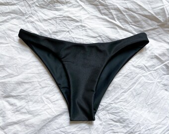 Gerippte schwarze Bikinihose mit mittlerer Abdeckung | Nahtloser Bikini, schwarzer Bikiniunterteil, frecher Bikiniunterteil, handgefertigter Bikini, gerippter Bikini