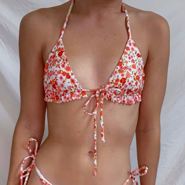 Haut de bikini fleuri orange et blanc à volants | Haut de bikini triangle, haut de bikini à fleurs, maillot de bain pour femme, haut de bikini fait main, haut de bikini sans couture