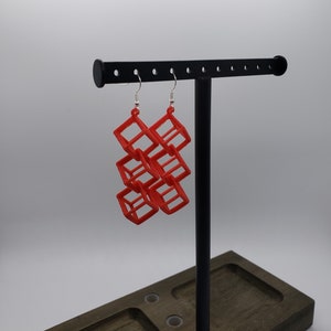 Pendientes de cubo rojo impresos en 3D