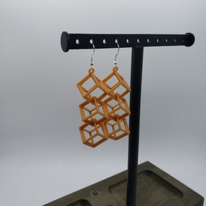 Pendientes de cubo de oro impreso en 3D