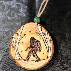 Rustikale holzgebrannte Bigfoot Ornamente