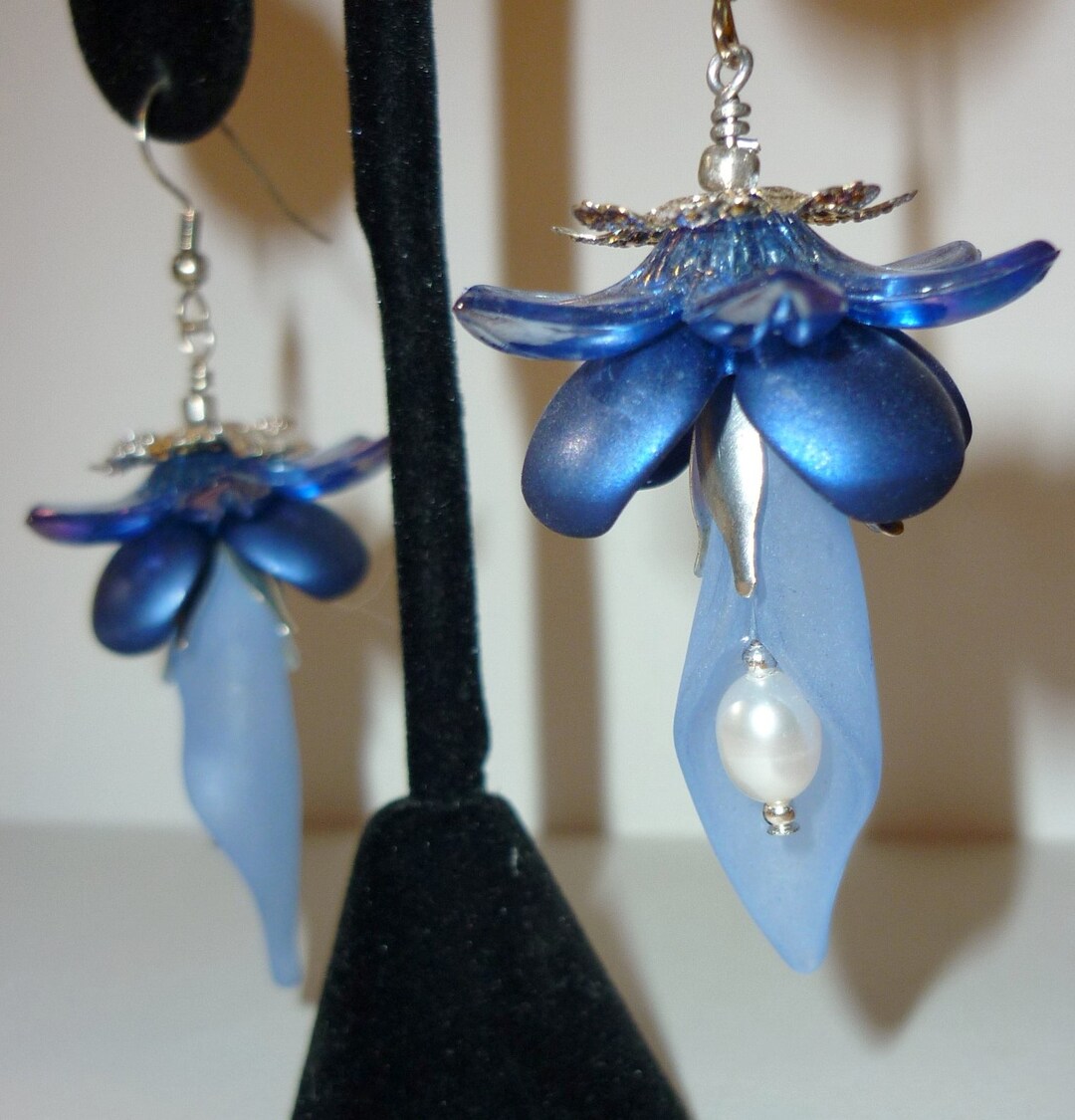 Boucles D'oreilles Petit Chat Fuchsia - Nacre Et Alliage, Pendantes, Neuf Sans Emballage