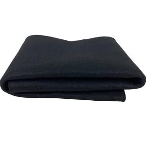 Puede incluir: Una tela de fieltro negro doblada, probablemente para proyectos de manualidades o costura. El material parece suave y tiene una superficie ligeramente texturizada. La tela está cuidadosamente doblada, mostrando su grosor y potencial para diversos usos.