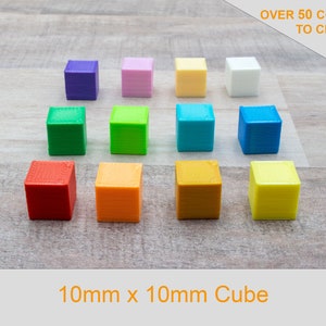 Puede incluir: Surtido de cubos de plástico de 10 mm x 10 mm en varios colores, incluidos rojo, naranja, amarillo, verde, azul, morado y blanco. Más de 50 colores para elegir.