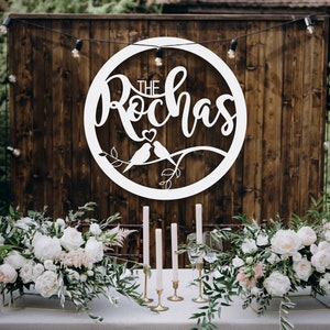 Cartelli per matrimonio in legno personalizzati con cognome, cartelli con nome in legno con uccellini innamorati, cartello con nome per matrimonio tagliato al laser, sfondo per decorazioni per matrimonio primaverile