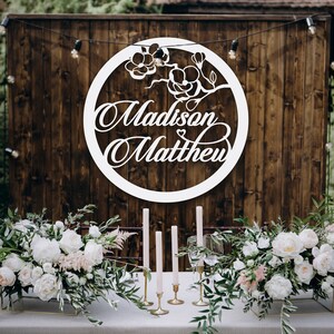 Cartello con nome per matrimonio rotondo, cartello con nome floreale per matrimonio con data, cartello con taglio laser per matrimonio bianco, regalo personalizzato per coppia cartello in legno