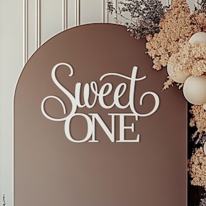 Cartello di compleanno Sweet One per decorazioni murali sullo sfondo del primo compleanno, tema bacche o dolci, striscione in legno per la festa del primo compleanno per bambina e bambino