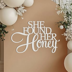 Ha trovato il suo cartello Honey per decorazioni murali con sfondo per addio al nubilato, centrotavola in legno 3D per foto di addio al nubilato, striscioni decorativi con scritte.