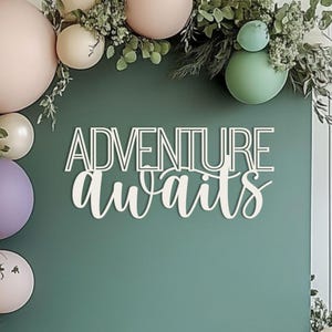 Cartello "L'avventura ti aspetta" per decorazioni murali con sfondo per baby shower, striscione per feste "Che l'avventura abbia inizio", decorazioni in legno a tema viaggio