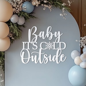 Baby, fuori fa freddo. Cartello per baby shower per decorazione da parete con sfondo invernale. Grande striscione con tema neve e immagine decorativa di un fiocco di neve.