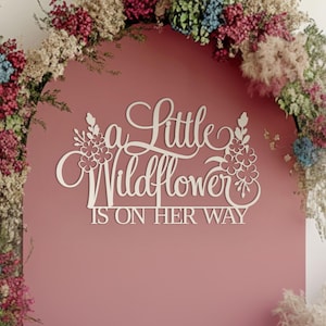 Letrero "Una pequeña flor silvestre está en camino" para decoración de pared de fondo de baby shower, decoración de pancarta de madera con imágenes decorativas de flores de pradera.