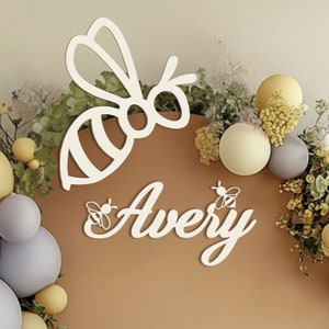 Set di cartelli per il primo giorno dell'ape con nome e grande ape come sfondo per la decorazione della parete, decorazioni per baby shower ape, cartello con nome ritagliato per il primo compleanno di miele