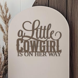 Una piccola cowgirl è in arrivo. Cartello per decorazioni murali con sfondo per baby shower, striscione decorativo in legno con scritta "Western Rodeo" per cabina fotografica per bambina.