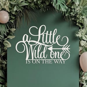 Un piccolo selvaggio è in arrivo Cartello per decorazioni murali sullo sfondo del baby shower, striscione in legno con decorazione della giungla da safari per centrotavola per photobooth