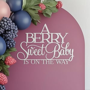 Un dolce bambino con bacche è in arrivo. Cartello per decorazioni murali con sfondo per baby shower. Grande striscione in legno con tema bacche per cabina fotografica.