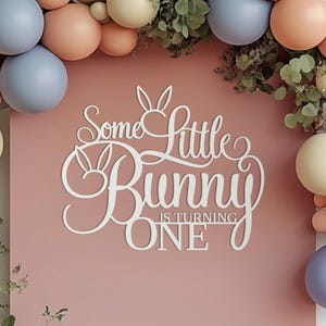 Un coniglietto compie un anno. Cartello per decorazioni murali con sfondo per il primo compleanno, striscione a tema pasquale per la festa del primo compleanno per bambino e bambina.