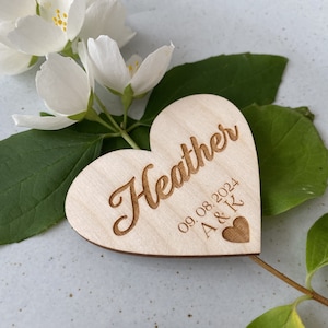 Marque-places en bois, étiquettes de nom de mariage, cartes de nom de table en forme de coeur, coeurs en bois gravés personnalisés, noms de lieux de mariage personnalisés
