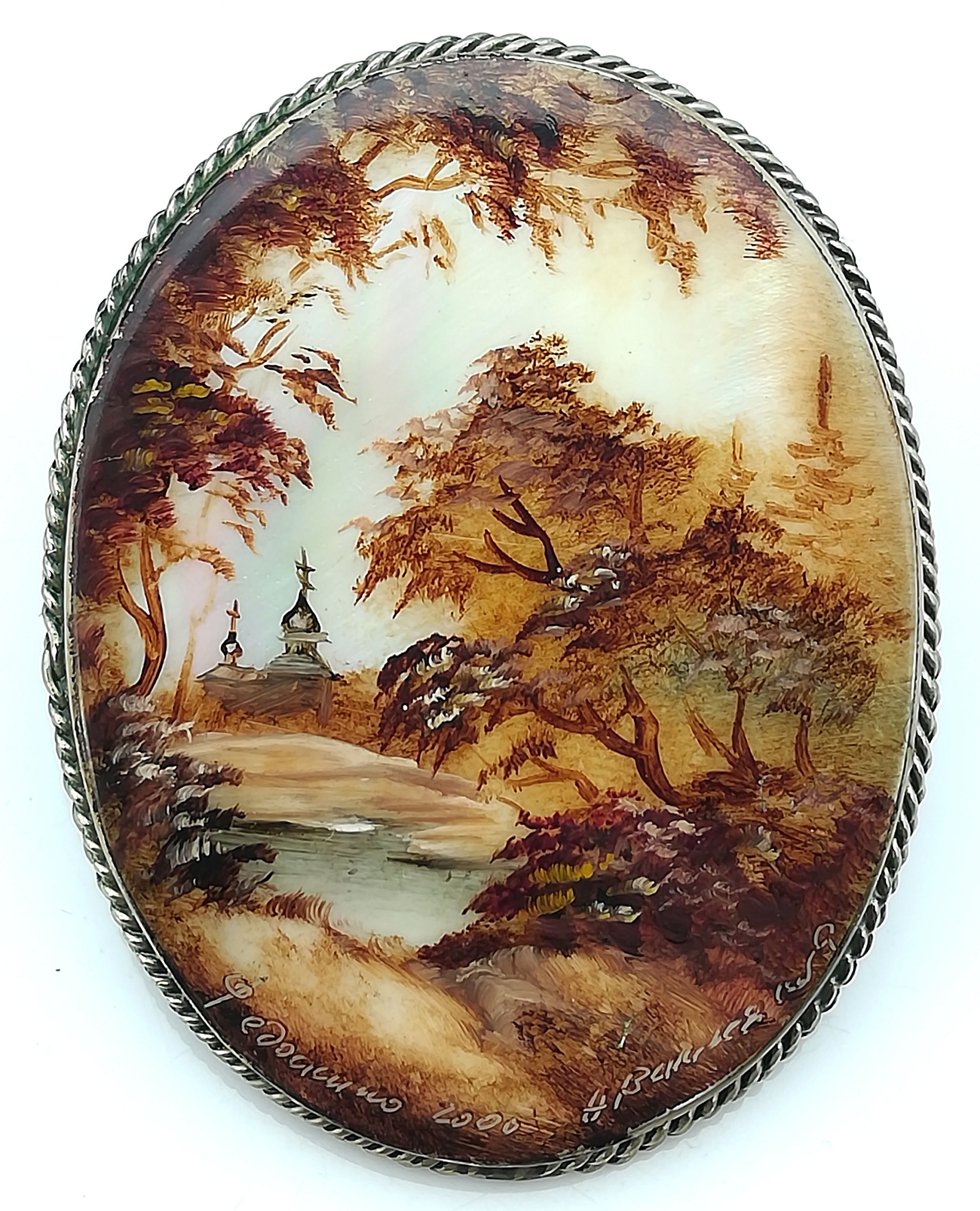 Broche Nacre miniature laquée Fedoskino peint main signé Paysage hiver Broche Nacre miniature laquée Fedoskino peint main signé Paysage hiver