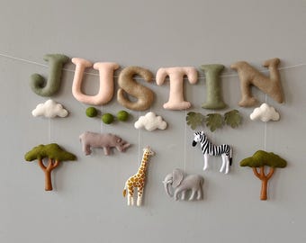 Faixa de feltro personalizada com nome de safári: decoração de berçário na selva