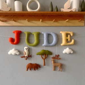 Arazzo da parete con nome personalizzato – Decorazione per cameretta dei bambini a tema foresta / Lettere in feltro con animali / Targa personalizzata con nome per bambino