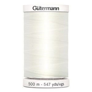 Op de afbeelding: Een witte spoel Gütermann-garen. De cilindrische spoel heeft een wit etiket met de merknaam en een witte basis met de draadlengte van 500 m - 547 yds/vgs.