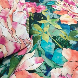 Fuchsia, Koralle, Teal auf Jägergrün, große Blumen- 44 ”breiter Baumwollstoff- “Cypress”