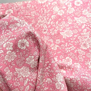 Weißer Blumendruck auf Mittelrosa - Emily Belle Kollektion "Vintage Pink" - Liberty Cotton-Baumwolle."