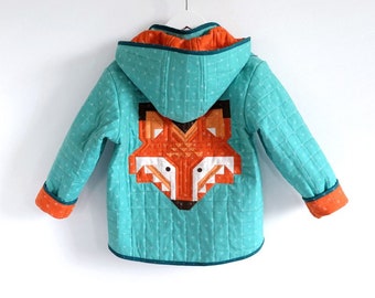 Puede incluir: Una chaqueta acolchada azul turquesa con una aplicación de zorro en la espalda. La chaqueta tiene capucha y ribetes naranjas.