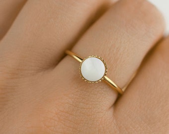 Natural mother-of-pearl ring, gold-plated adjustable ring and small round mother-of-pearl bead, minimalist adjustable ring for women