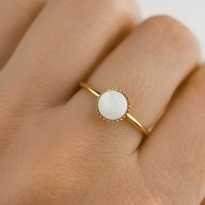 Natural mother-of-pearl ring, gold-plated adjustable ring and small round mother-of-pearl bead, minimalist adjustable ring for women