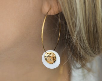 Gold-plated stainless steel mother-of-pearl hoop earrings / Women's hoop earrings / Lightweight minimalist jewelry / Women's gift / White and gold jewelry