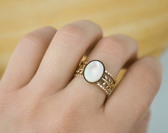 Adjustable stainless steel and natural stone laurel pattern ring