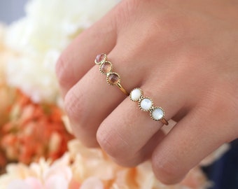 Anillo pequeño de piedra natural / Anillo minimalista bañado en oro / Anillo de nácar, cuarzo rosa, anillo dorado con tres piedras rosas, anillo ajustable