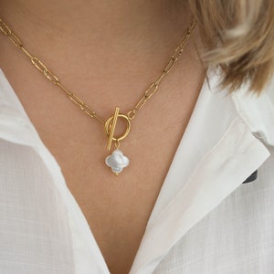 Collana in acciaio inossidabile oro a maglia larga e chiusura a T, ciondolo a forma di trifoglio di madreperla, collana a ginocchiera in rete con graffetta, collana da donna
