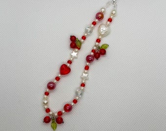 Telefoon-/camerabedel met kersenbloesemkralen | Polsbandje rood hart en parel | Leuk esthetisch telefoonaccessoire