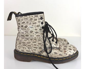 Botas Dr. Martens Made in England de piel con relieve de avestruz para mujer, talla 8 (vintage)