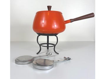 Vintage MCM fonduepan en standaard oranje teakhout jaren 60 retro