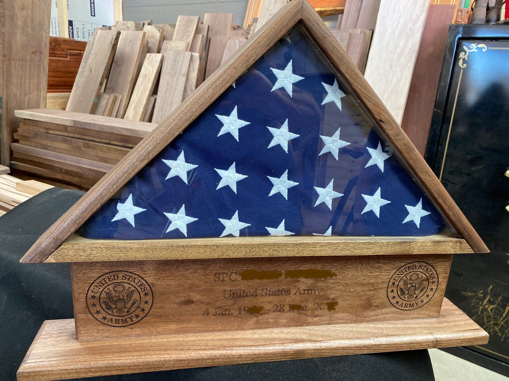 Caja de bandera personalizada para bandera de veterano estadounidense de  9.5 x 5 pies, vitrina para bandera de entierro montada en la pared, vitrina