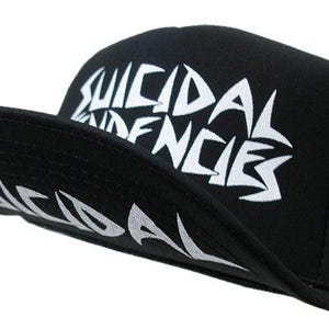 Può includere: Cappellino da camionista nero con testo bianco "SUICIDAL TENDENCIES" in un font stilizzato. Il cappellino ha una visiera curva e un retro in rete. Un accessorio di moda per un look casual.
