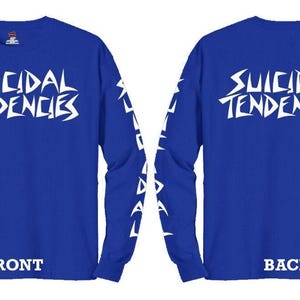 Könnte beinhalten: Königsblaues Langarmshirt mit dem weißen Schriftzug "SUICIDAL TENDENCIES" auf der Vorder- und Rückseite. Weißer Text verläuft die Ärmel hinunter. Das Wort "FRONT" befindet sich unten vorne und "BACK" unten hinten.