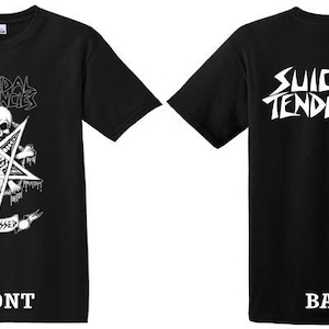 以下が含まれることがあります： 白いグラフィックプリントが施された黒の半袖Tシャツ。前面には頭蓋骨と五芒星が描かれ、「SUICIDAL TENDENCIES」の文字と「POSSESSED」と書かれたバナーがあります。背面には白い文字で「SUICIDAL TENDENCIES」とプリントされています。