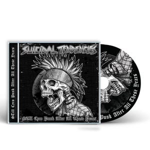 Könnte beinhalten: Eine CD-Hülle und -Disc mit einer Schwarz-Weiß-Illustration eines Schädels mit Irokesenschnitt. Die Worte "SUICIDAL TENDENCIES" sind zu sehen. Der Text "STILL CYCO PUNK AFTER ALL THESE YEARS" ist ebenfalls sichtbar.