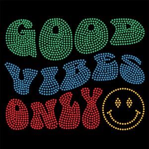 Może przedstawiać: Tekst "Good vibes only" w tęczy kolorów z żółtą buźką. Tekst jest wykonany z małych kropek.