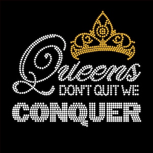 Pode incluir: Design de strass branco com o texto "Queens don't quit we conquer" e uma coroa de strass dourada.