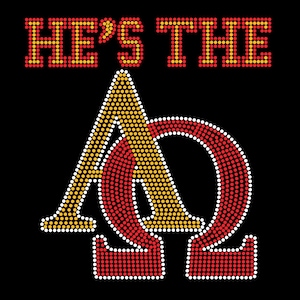 Puede incluir: Él es el Alfa y la Omega, un diseño religioso cristiano con las letras griegas Alfa y Omega en pedrería roja y amarilla sobre un fondo negro.