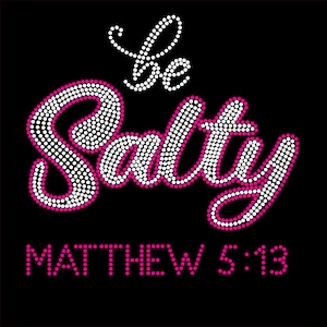 Puede incluir: Be Salty, Mateo 5:13, un diseño de pedrería rosa y blanca sobre un fondo negro.