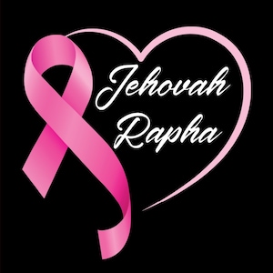 Puede incluir: Una cinta rosa atada en forma de lazo, con una forma de corazón blanco detrás. Las palabras "Jehovah Rapha" están escritas en blanco dentro del corazón.