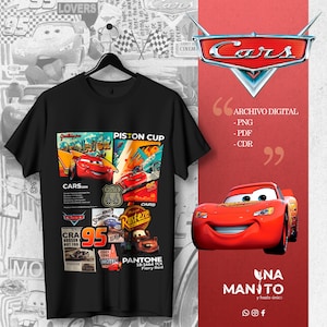 Puede incluir: Camiseta negra con un diseño gráfico colorido de la película "Cars". El diseño incluye imágenes de Rayo McQueen, el texto "Cars 2006" y otros elementos. La camiseta está colgada en una percha negra.