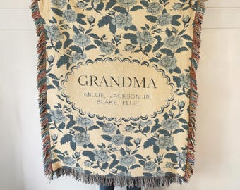 Manta tejida personalizada para el Día de la Madre, para la abuela y los nietos, manta con nombre familiar personalizado, tapiz de pared Toile de Jouy floral azul.